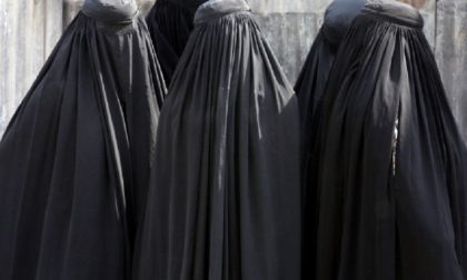 Accetta di non indossare più il velo: annullata l'ordinanza anti-burqa