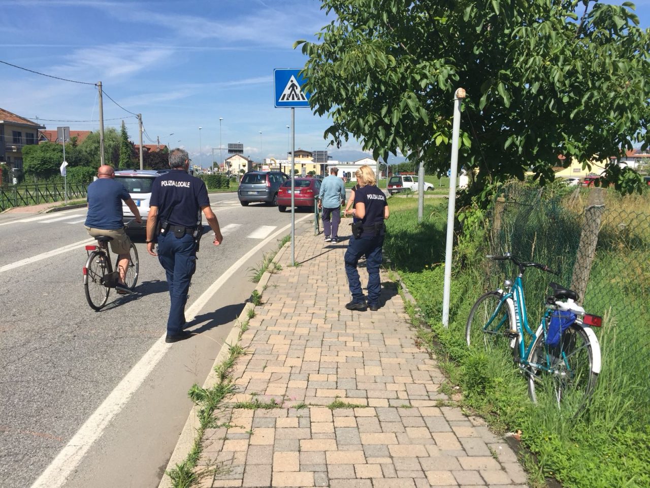 Ciclista cade a terra dopo essere stato urtato