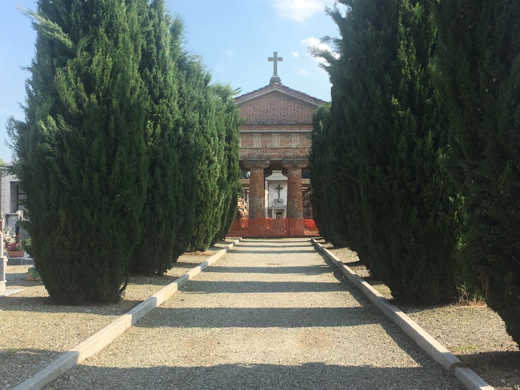 Caduti mattoni al cimitero
