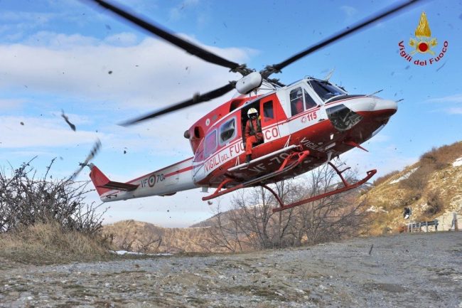 Cade in un canale, salvato dai Vigili del Fuoco IL VIDEO