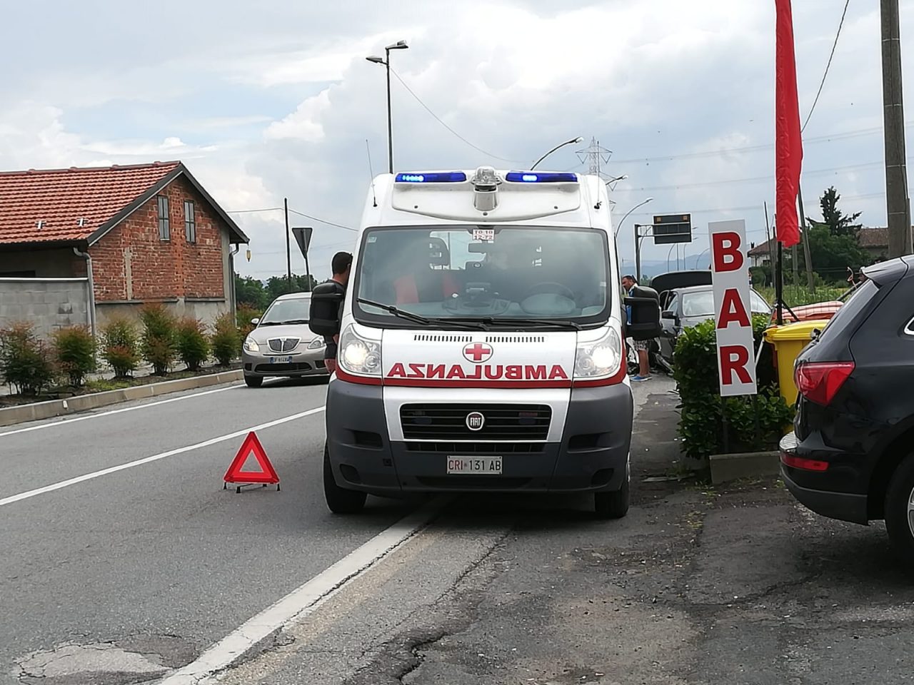 Incidente stradale tra due auto | LE FOTO