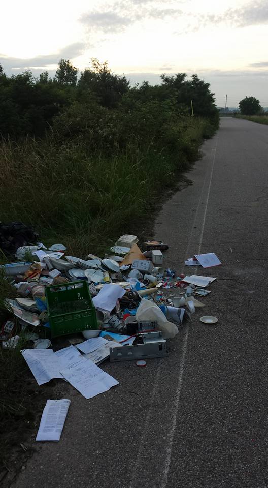 Lettere e documenti gettati tra i rifiuti beccati i colpevoli
