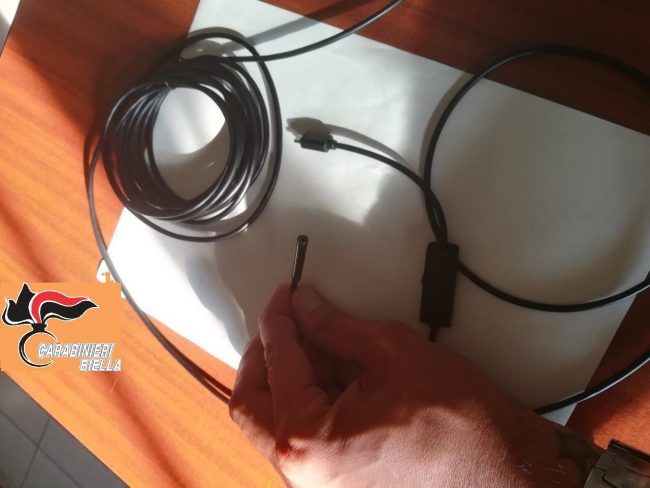 Spiava sotto le gonne con micro telecamera