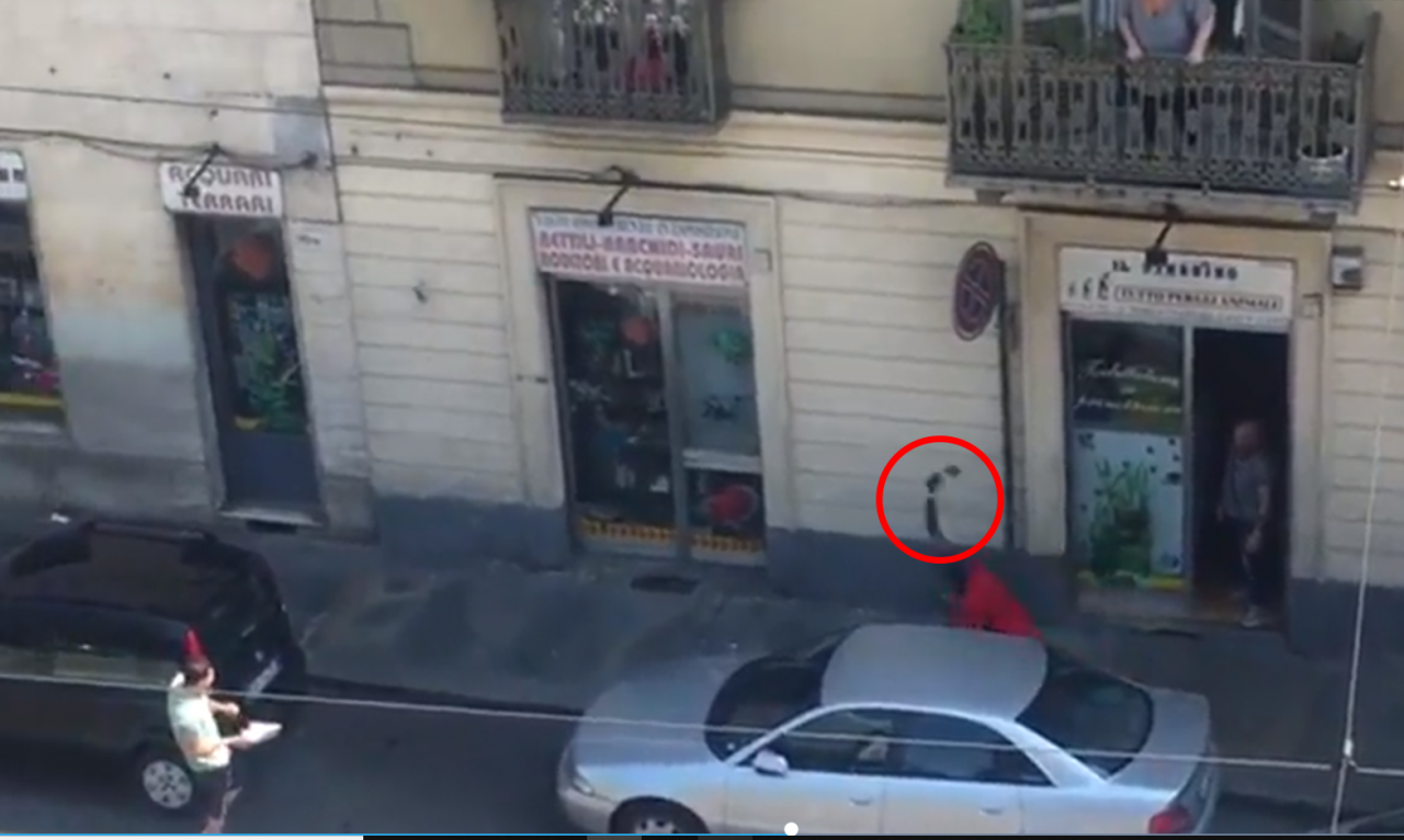 Spacciatori lanciano bottiglie di vetro contro i residenti | VIDEO