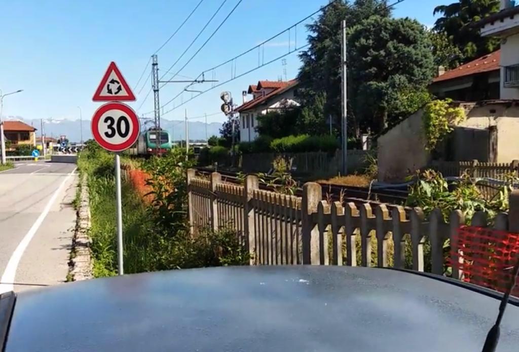 A Chivasso sbarre alzate mentre il treno si avvicina al passaggio a livello