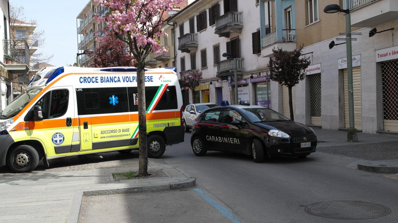 Violenta rissa al bar, volano pugni e sedie