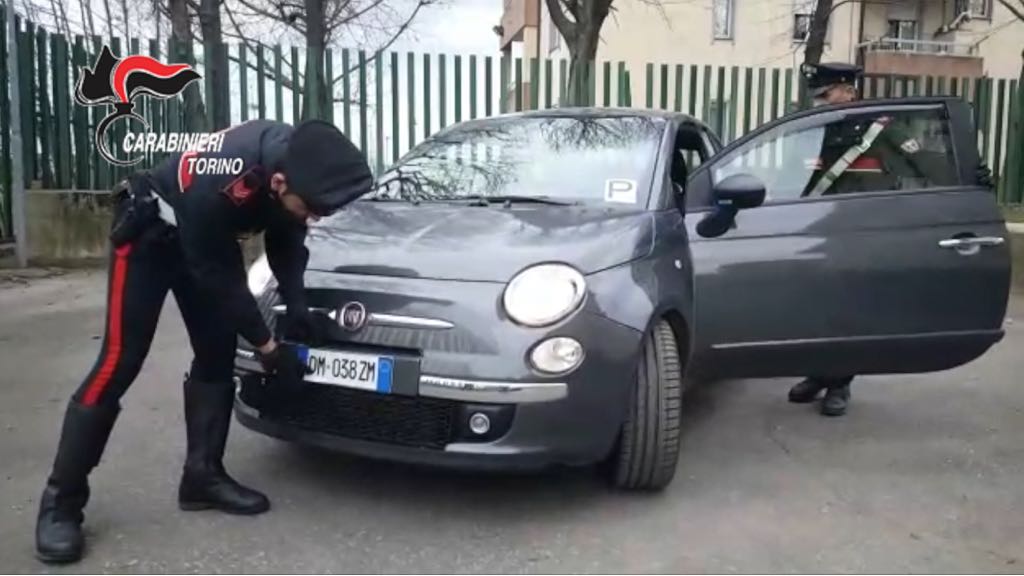 Truffano anziani usando finte auto della Polizia