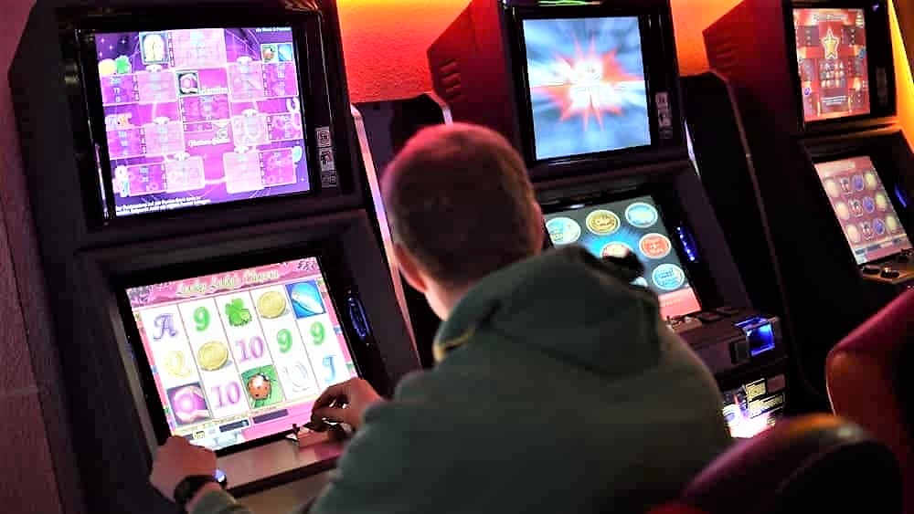Slot illegali al bar, maxi multa da 12mila euro