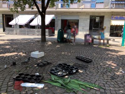 Mamma cerca cibo tra i rifiuti coi figli