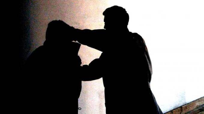 Dà i soldi al suo ex: picchiata dal compagno