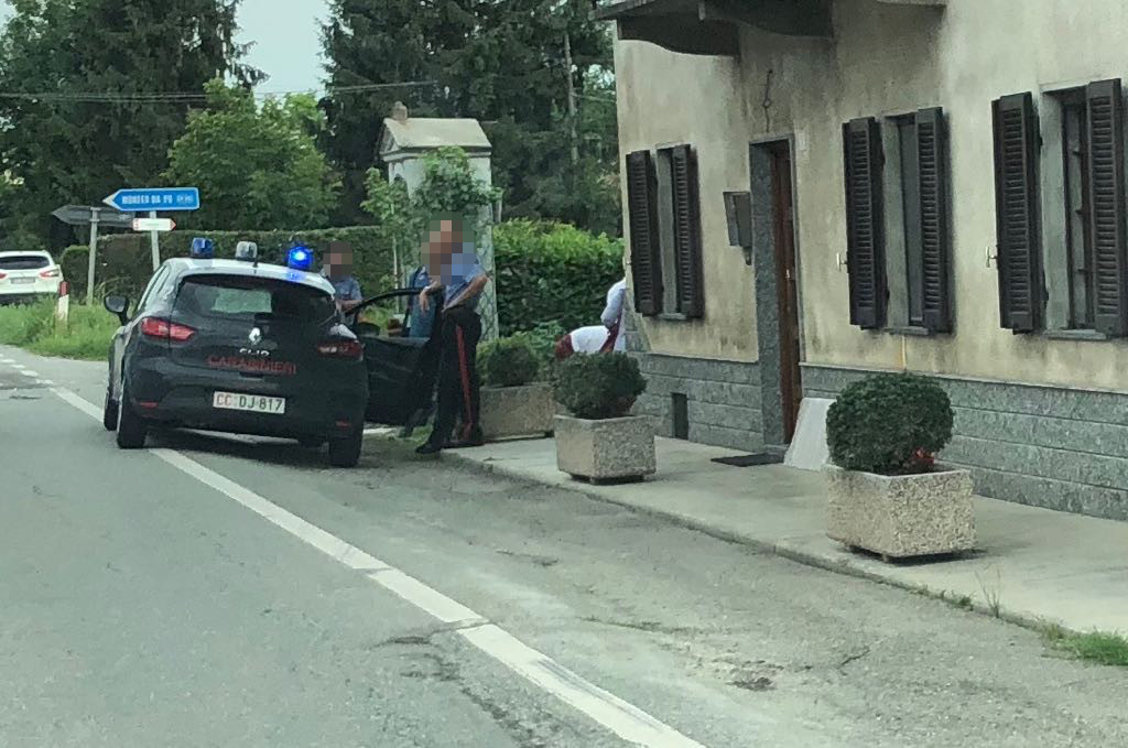 Si masturba davanti ad una ragazza PICCHIATO