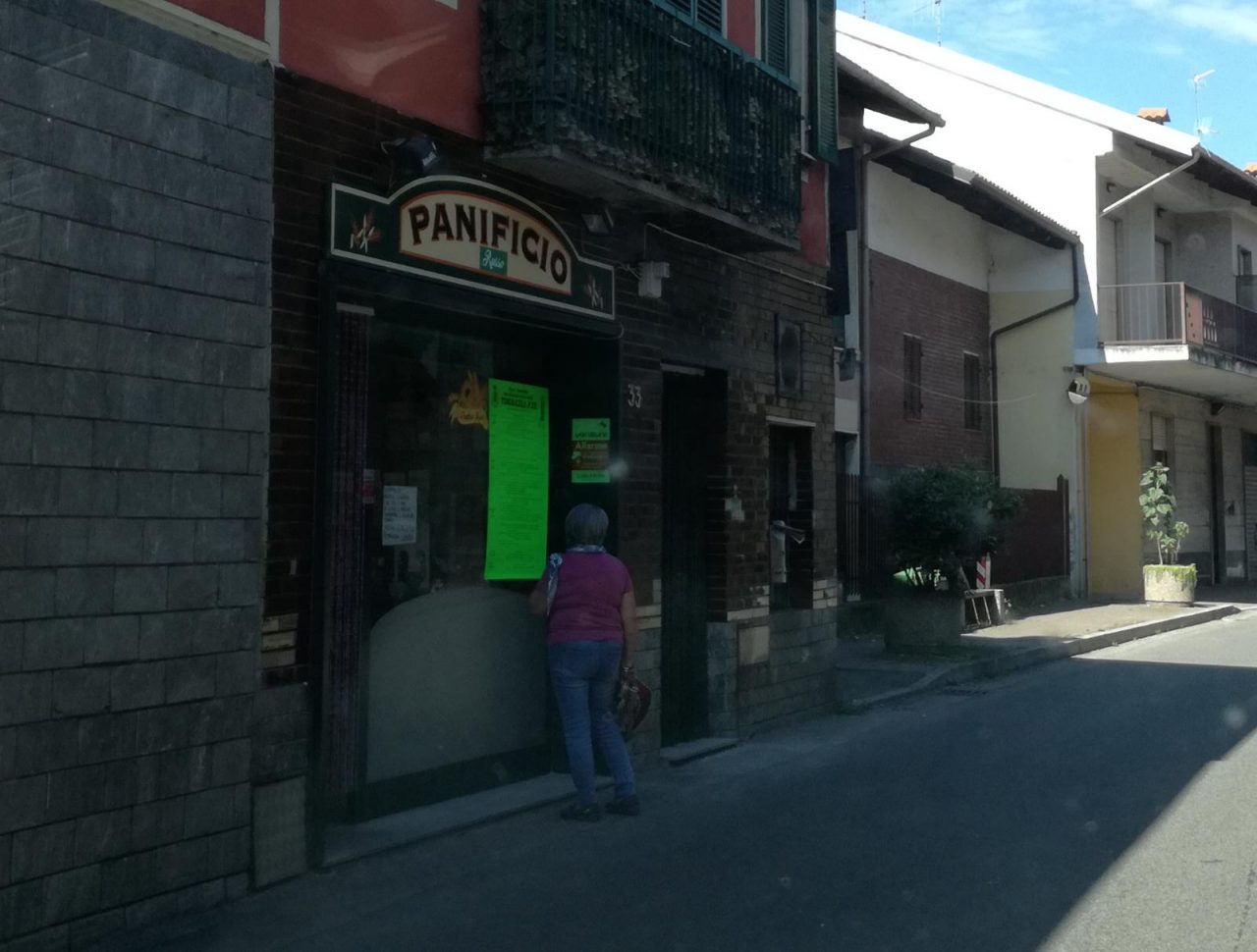 Gli regala la pizza ma è troppo piccola: la tira in faccia al suo benefattore