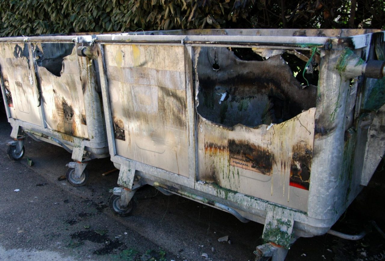 Fuoco a cassonetti in Barriera: tensione per raccolta rifiuti