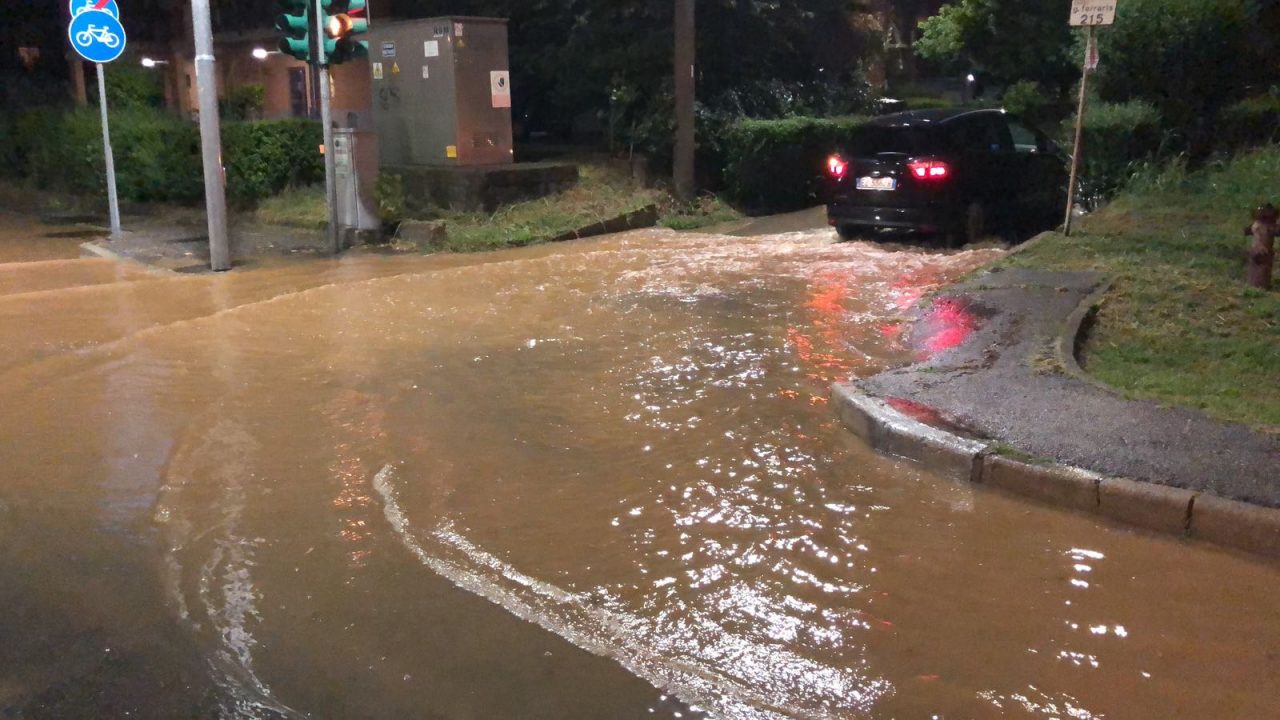 Bomba d’acqua, strade come fiumi FOTO e VIDEO
