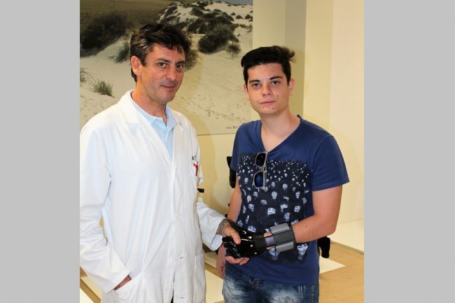 Protesi alla mano una nuova tecnologia per un ragazzo vercellese