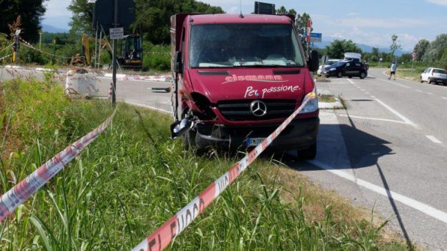 Travolto e ucciso mentre installa il semaforo
