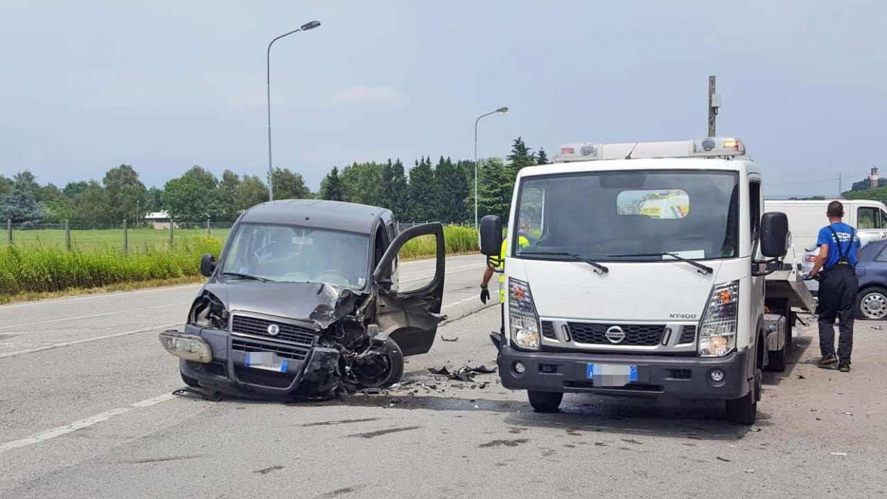 Motociclista morto in uno schianto contro auto