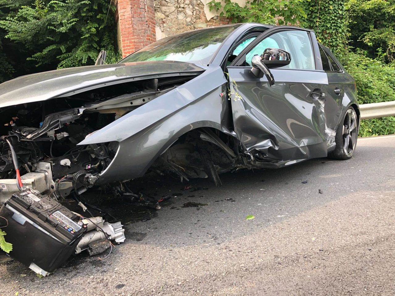 Auto vola contro un muro sulla provinciale 590 LE FOTO