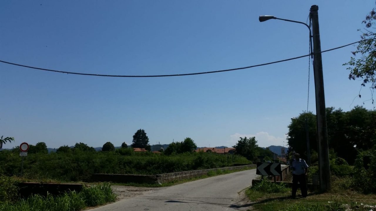 Cavo Telecom sospeso sulla provinciale STRADA CHIUSA