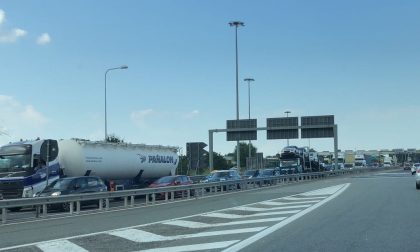 Veicolo in fiamme: traffico bloccato in tangenziale