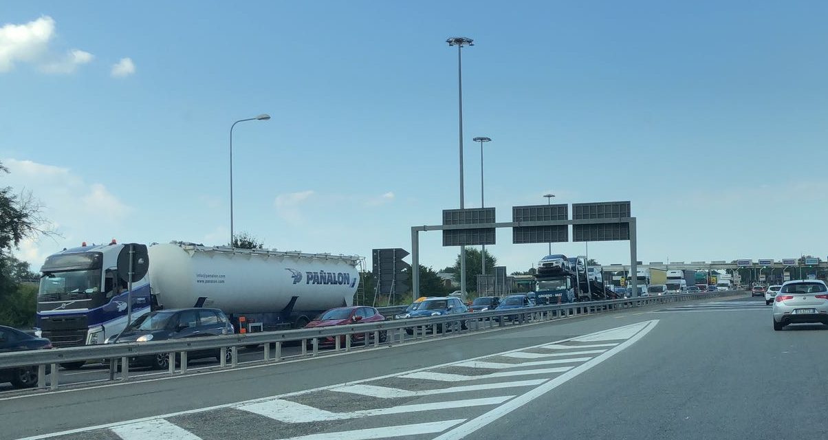 Veicolo in fiamme: traffico bloccato in tangenziale