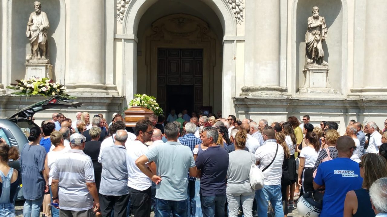 Commerciante morto folla ai funerali