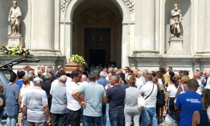 Commerciante morto folla ai funerali