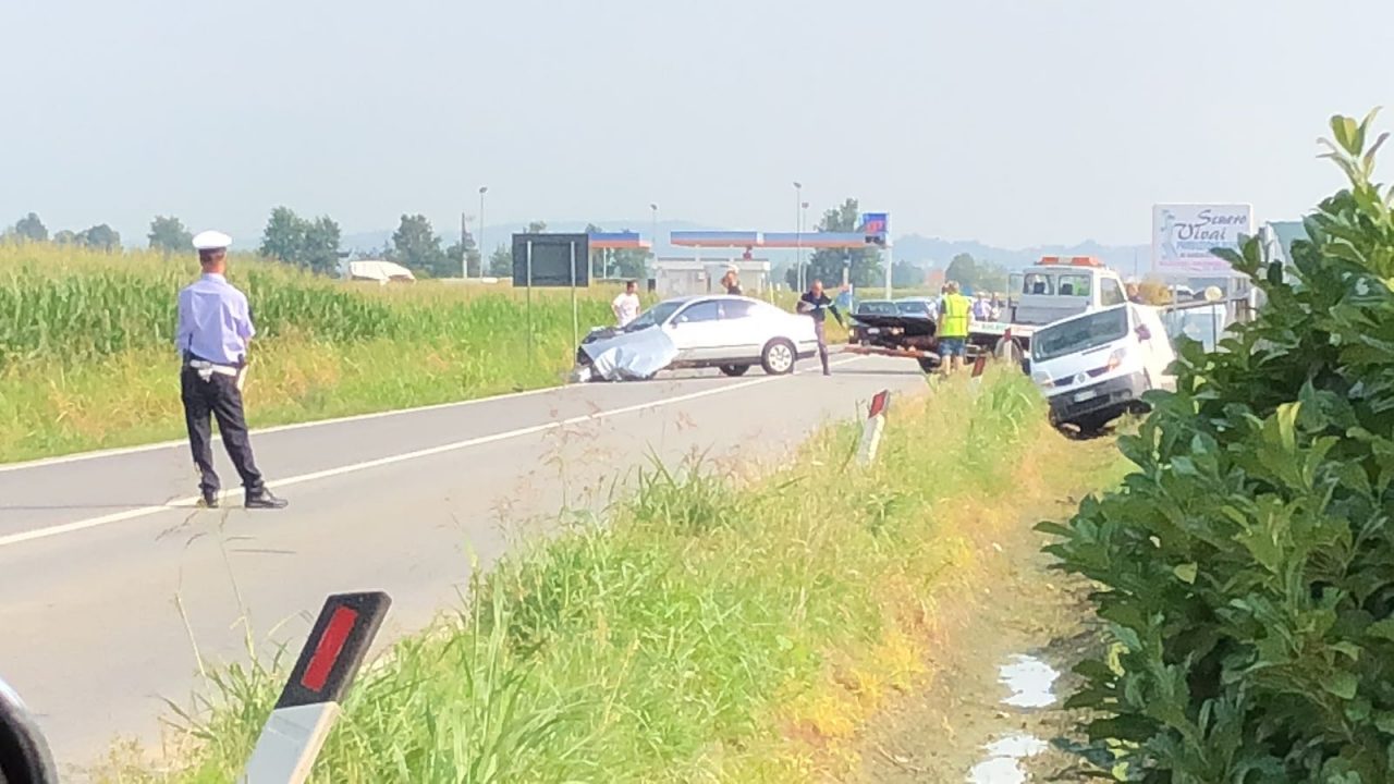 Auto contro furgone mentre sorpassa GRAVE UNA DONNA