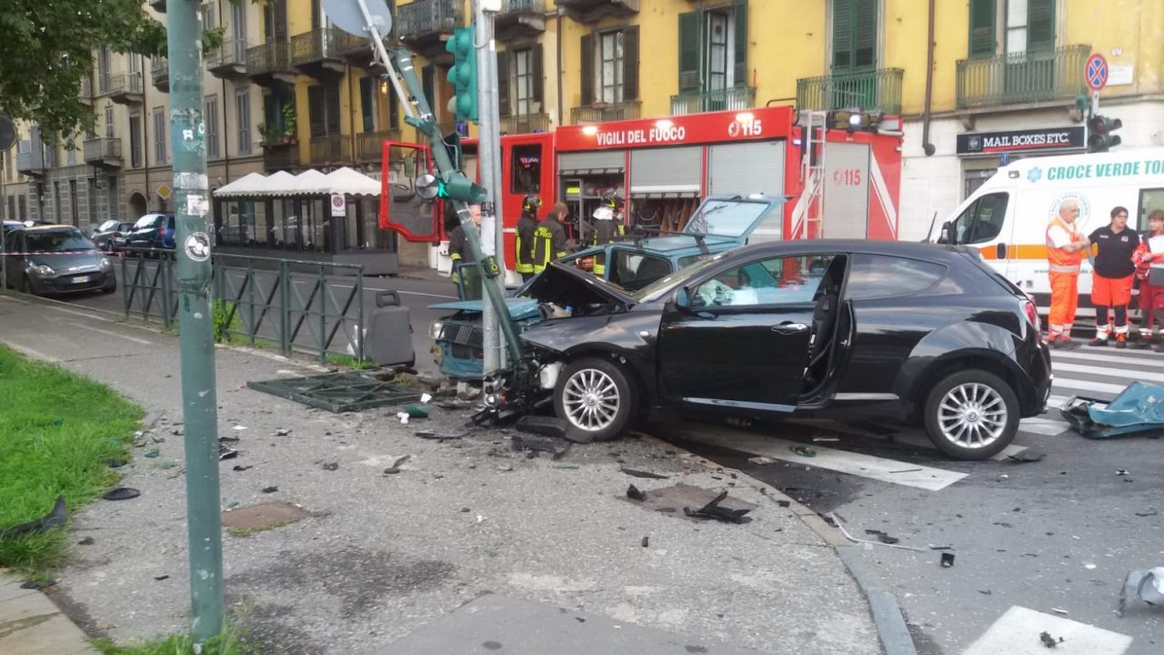 Incidente all’incrocio tra due auto UN MORTO