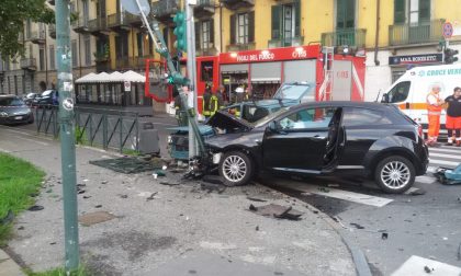 Incidente all'incrocio tra due auto UN MORTO