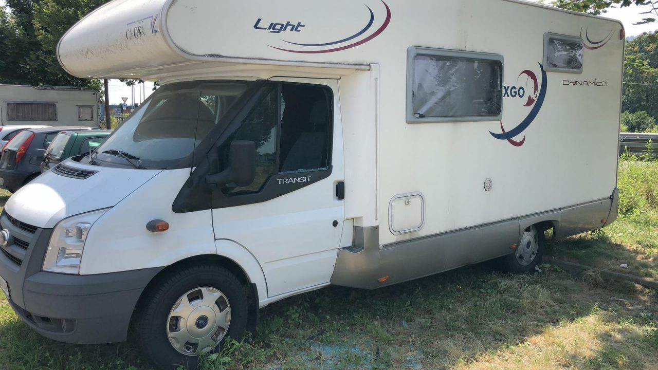 Rompono il finestrino di un camper
