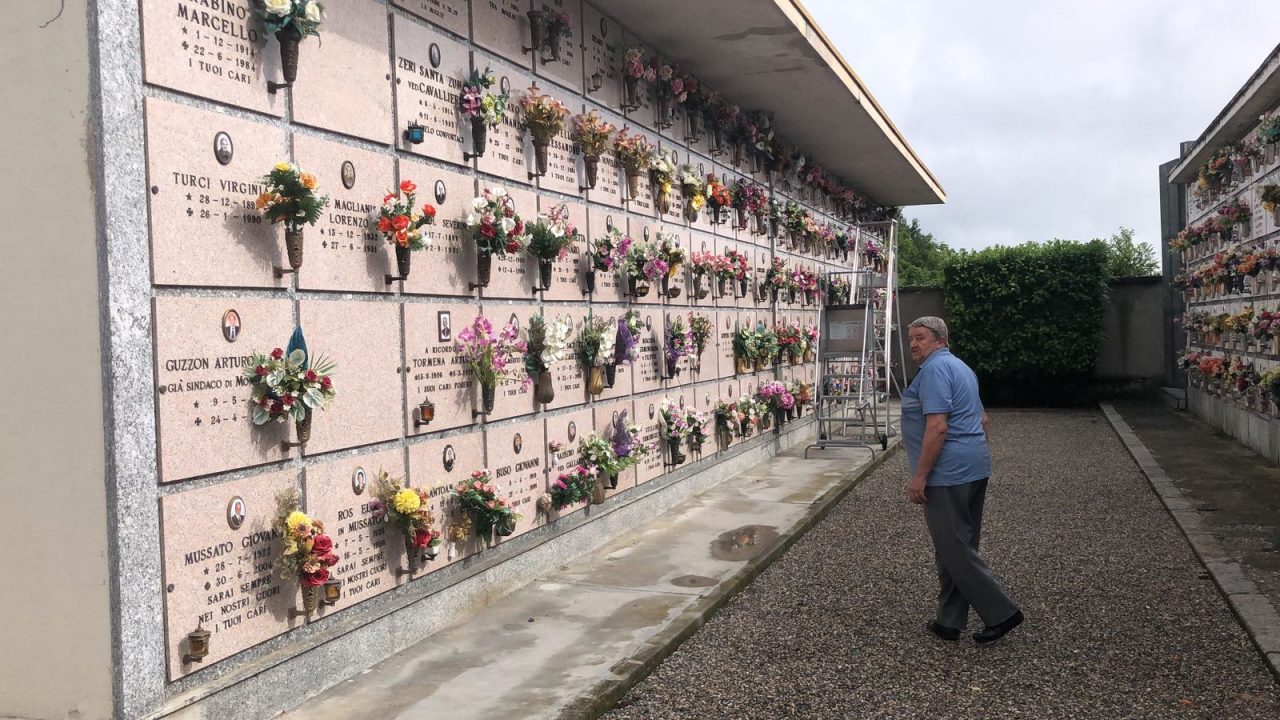 Rubano i vasi in rame al cimitero: è caccia ai ladri