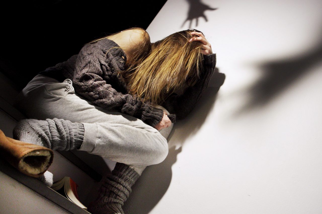 Violenta la figlia più grande e picchia quella più piccola e la moglie