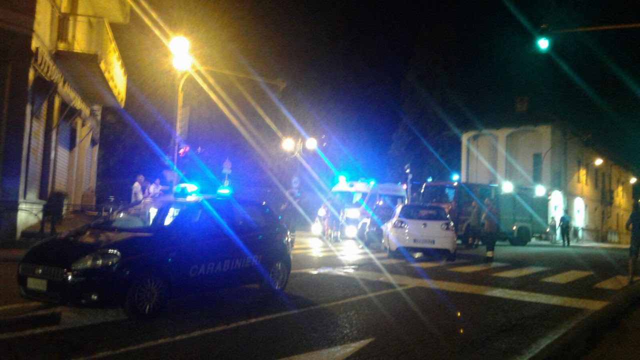 Scontro fra auto al semaforo, un ferito all’ospedale