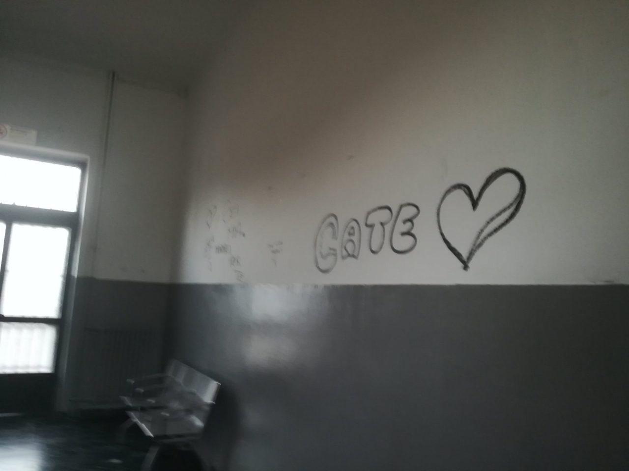 Vandali colpiscono la stazione ferroviaria