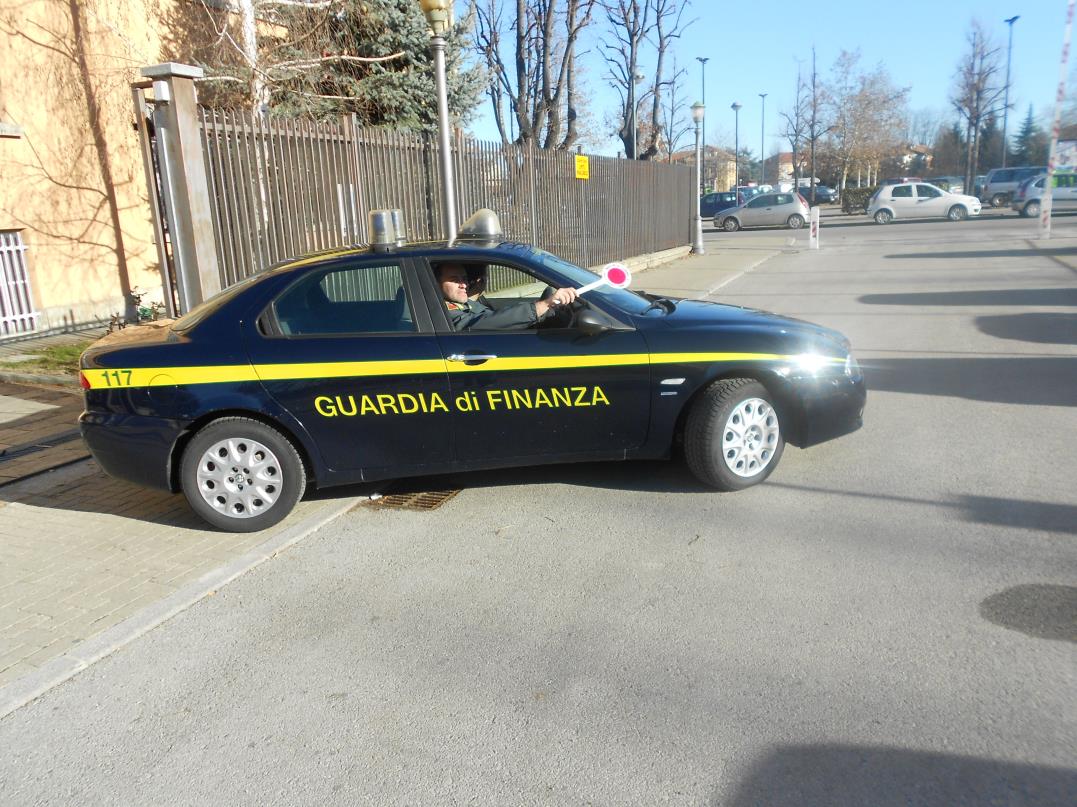 Abiti donati in beneficenza finiscono in vendita nel negozio