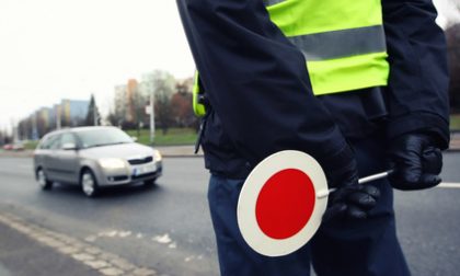 Auto truccata a folle velocità. Per il "pilota" ritiro della patente