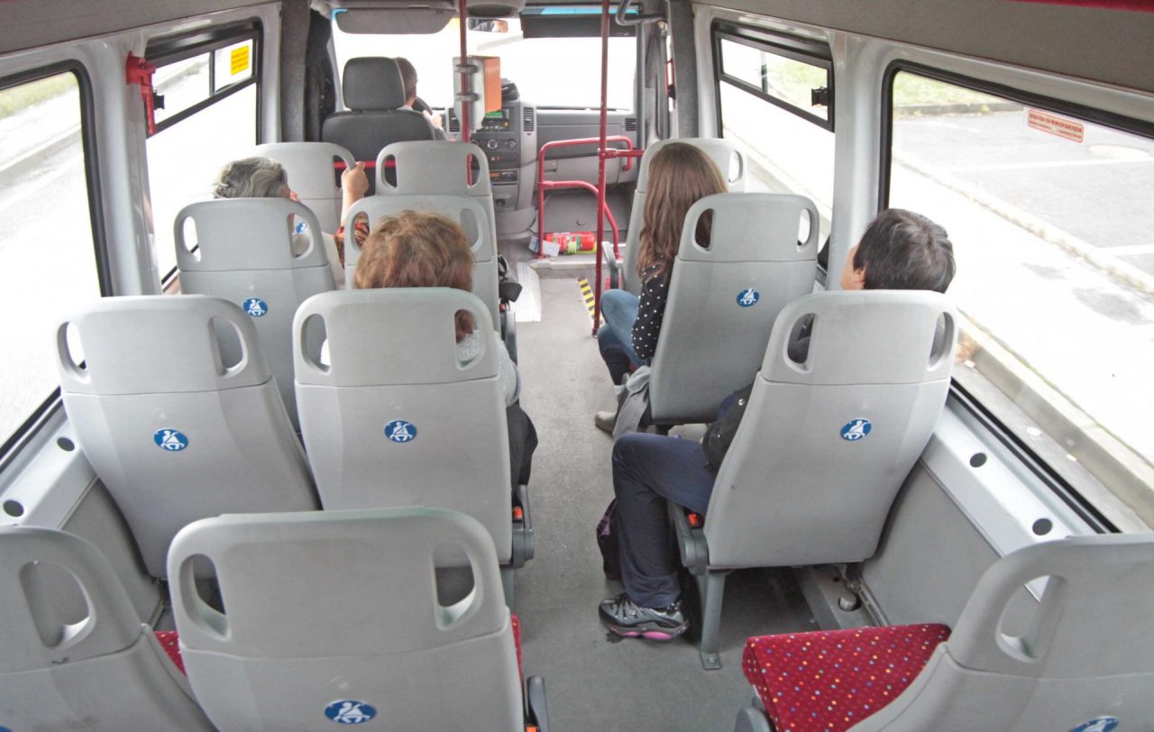 Autobus in fiamme mentre viaggia