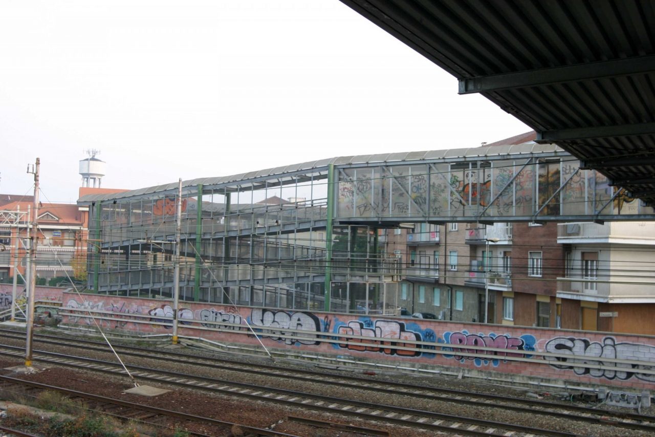 La passerella pedonale resta chiusa e spezza in due la città