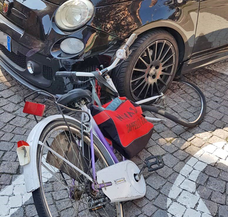 Donna travolta in bici all’incrocio, i rilievi della polizia municipale