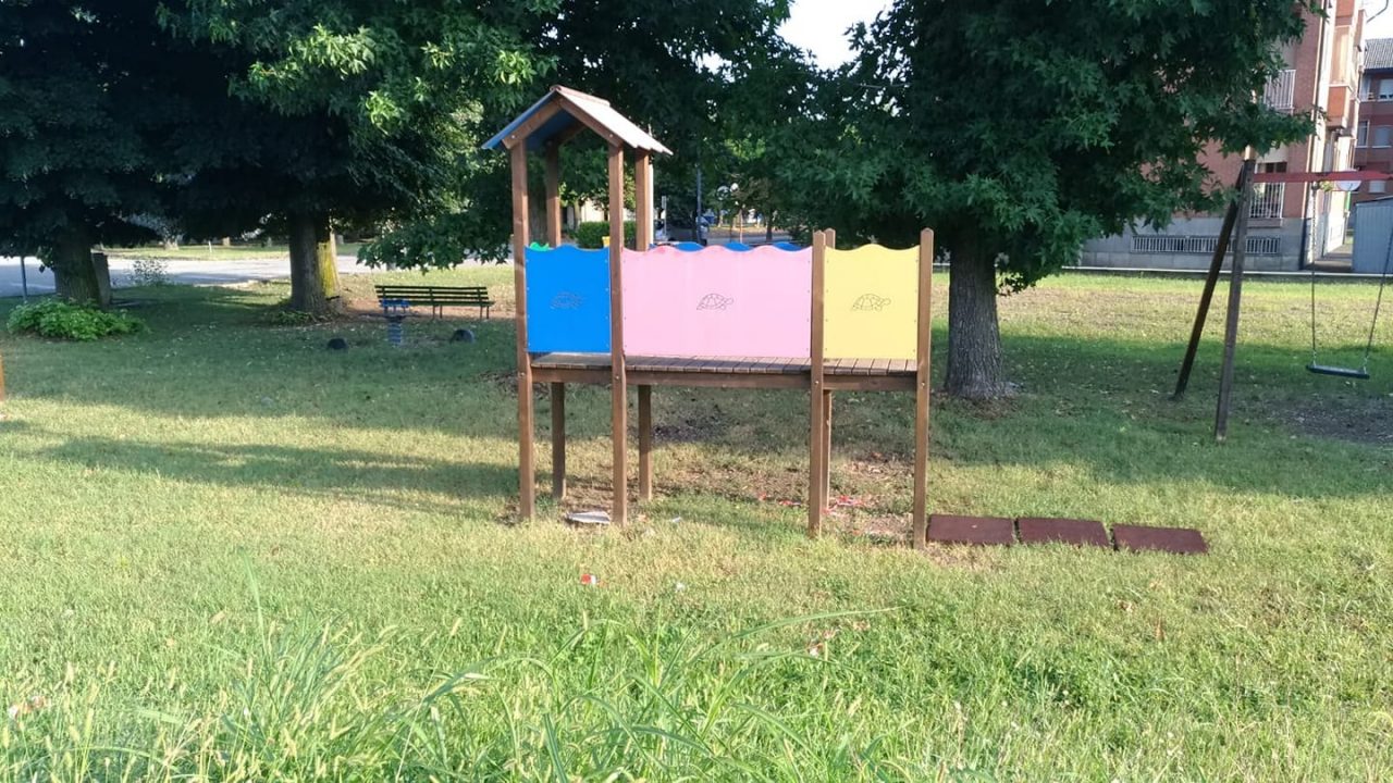 Vandali distruggono gioco nell’area verde