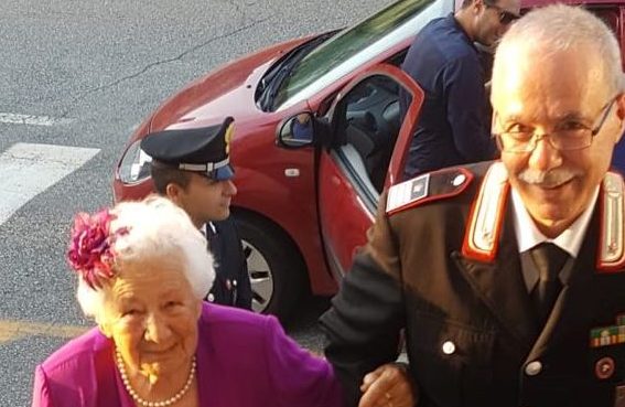 Nonna compie 100 anni e si fa accompagnare in Comune dai Carabinieri IL VIDEO