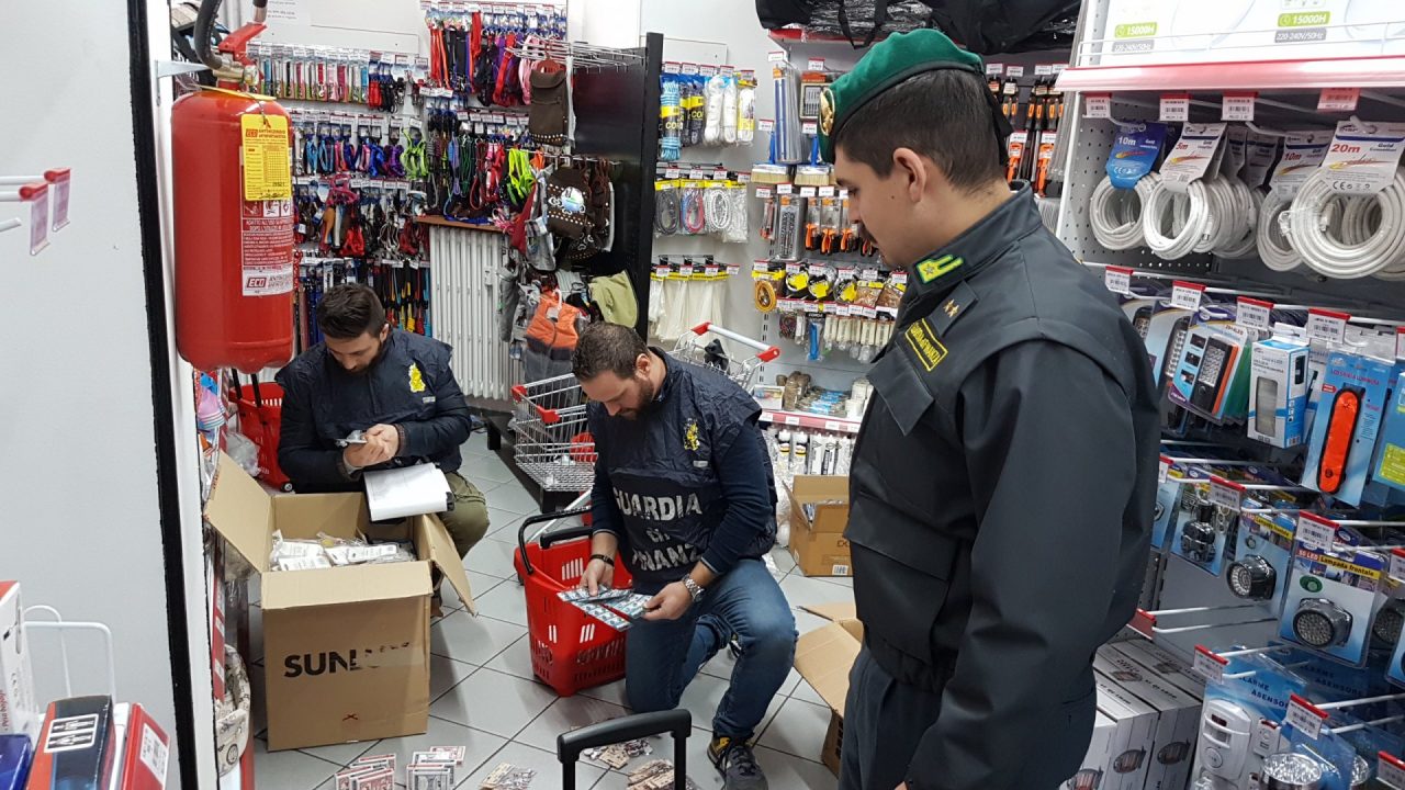 Bigiotteria e occhiali pericolosi, sequestrati un milione di prodotti