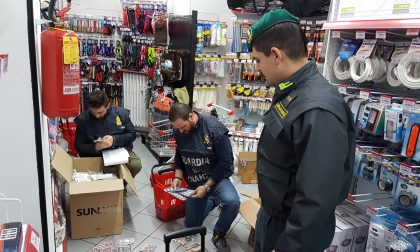 Bigiotteria e occhiali pericolosi, sequestrati un milione di prodotti