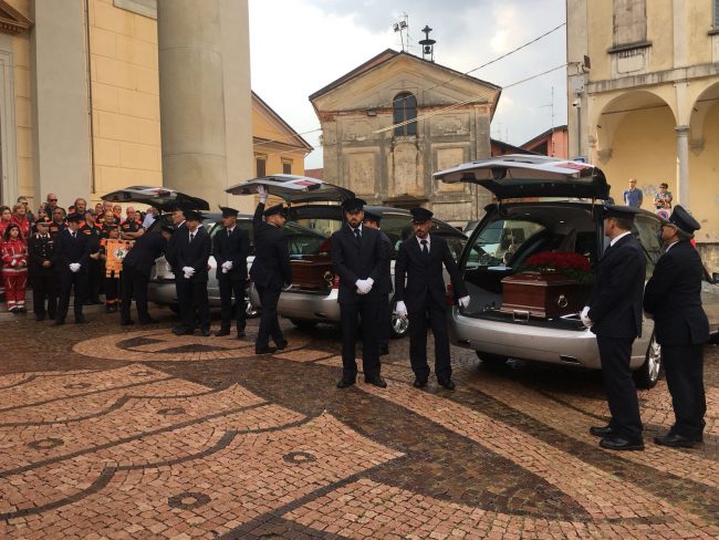 Morti nel crollo di Genova, le esequie della famiglia distrutta