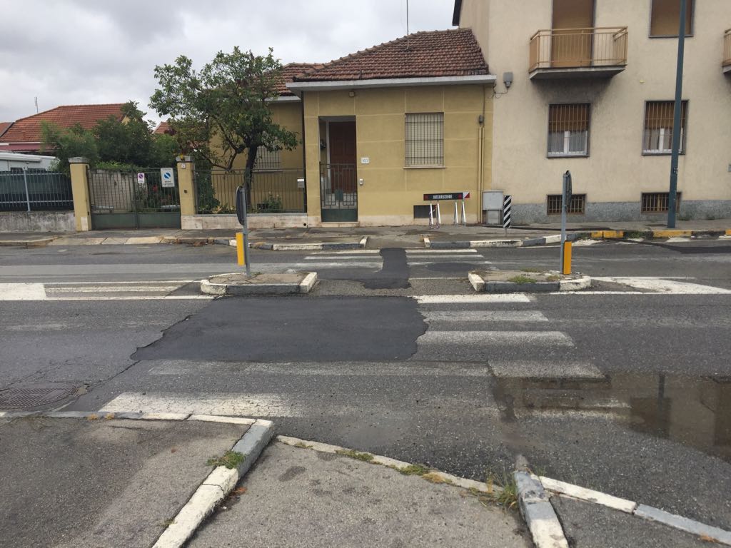 Riparata la voragine in strada Settimo, ma rimangono le polemiche