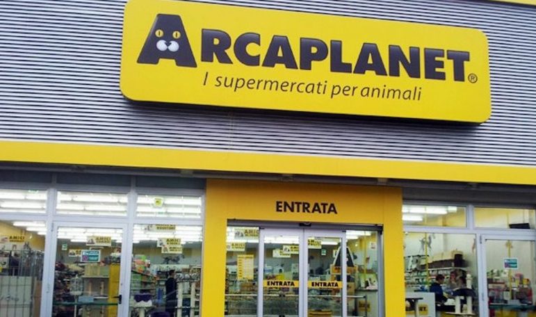 Ubriaco tenta furto da Arcaplanet, arrestato