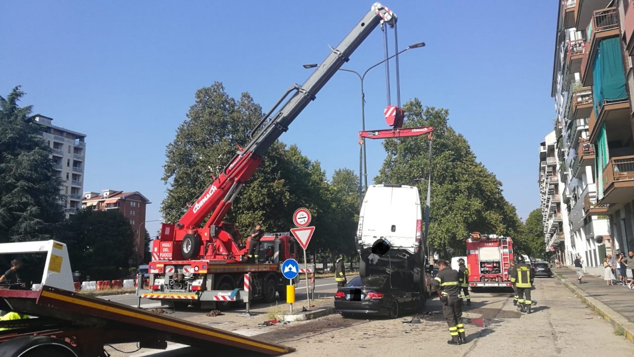 Auto travolge cinque veicoli in sosta, la gru dei Vigili del fuoco per rimuoverla