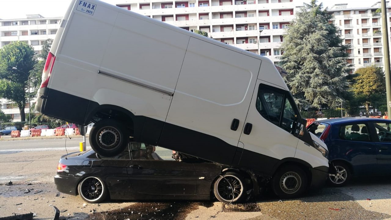 Auto troppo veloce, automobilista perde il controllo ed investe cinque veicoli in sosta