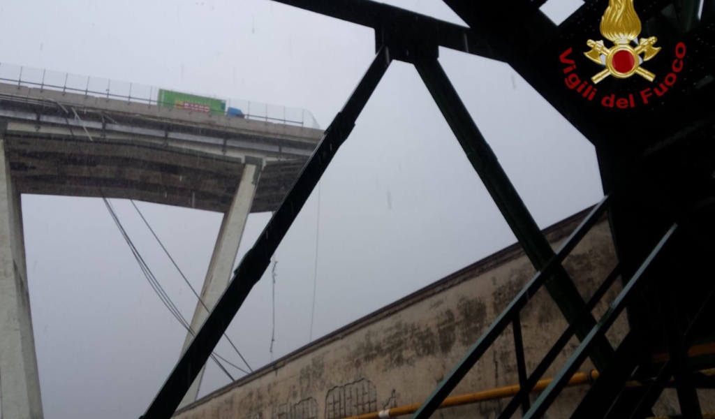 Crollato ponte sull’A10 a Genova: numerose vittime FOTO e VIDEO